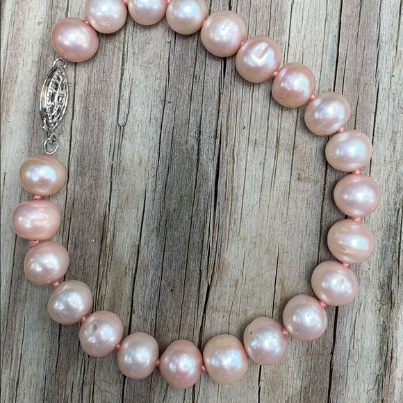 Pearl pink cultured bracelet dainty Pearl closure. Very nice. - Picture 4 of 9